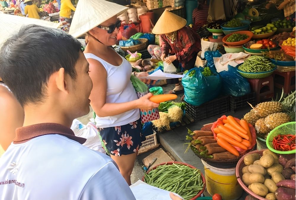 Hoi An Central Market tour during a cooking class (Source: hoianworldheritage.org.vn)