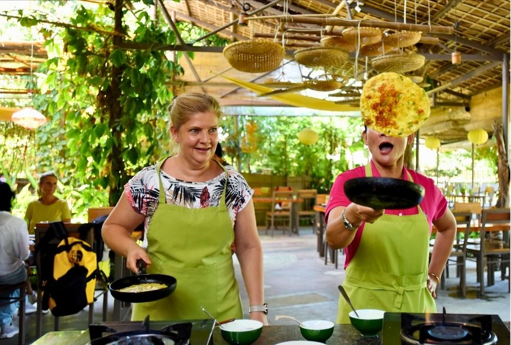 Traditional Hoi An cooking class featuring banh xeo, cao lau, mi Quang and fresh spring rolls (Source: Bao Anh Viet Nam)