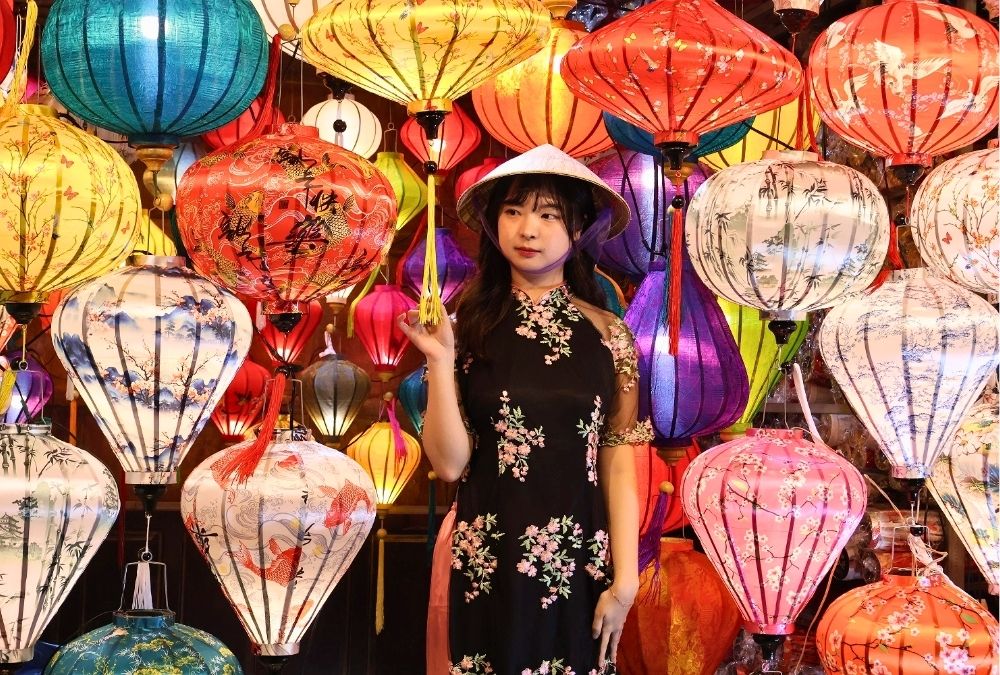 Photographing glowing lanterns in Hoi An Old Town at night (Source: Bao Dan Tri)