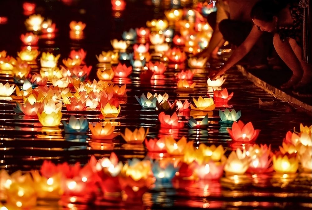 Visitors release floating flower lanterns on the Hoai River in Hoi An (Source: VOV)