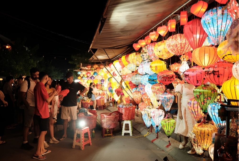 Colorful lanterns and food stalls at Hoi An Nguyen Hoang Night Market (Source: hoianworldheritage.org.vn)