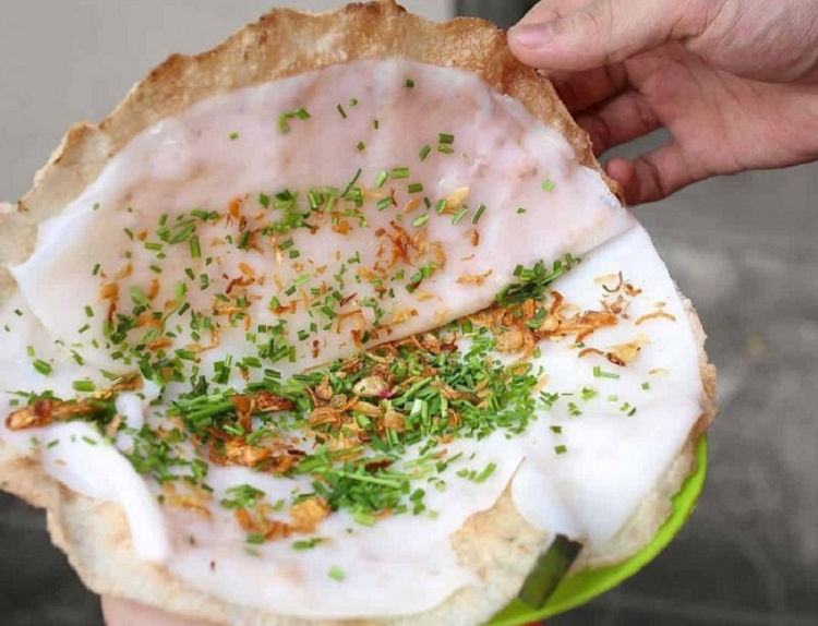 You need to smash banh dap before eating (Source: Bao Lao Dong)