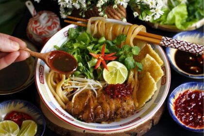 A bowl of traditional Cao Lau in Hoi An with pork, herbs and crispy noodles (Source: VnExpress)