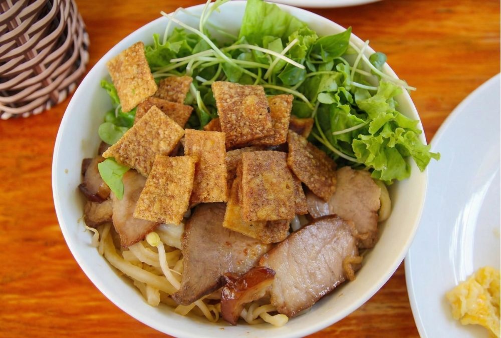 Cao Lau prices in Hoi An, from local eateries to tourist-facing restaurants in the Old Town (Source: VnExpress)