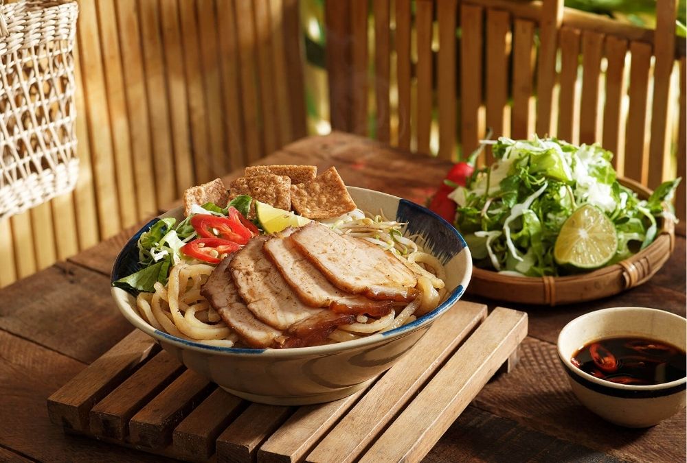 A traditional bowl of Cao Lau, Hoi An’s signature noodle dish with pork, herbs and crispy crackers (Source: Da Nang Fantasticity)