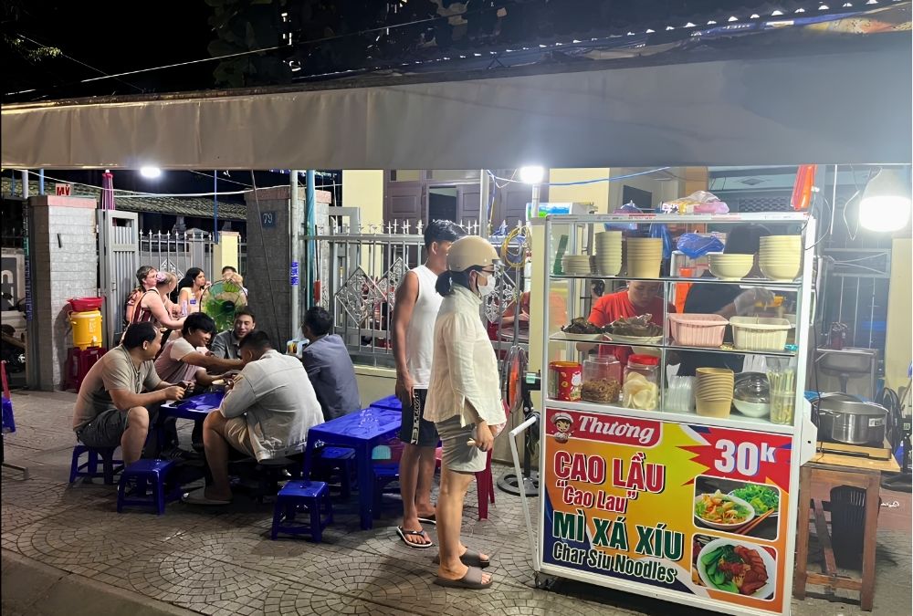 Cao Lau Thuong street-side noodle stall on Tran Cao Van Street