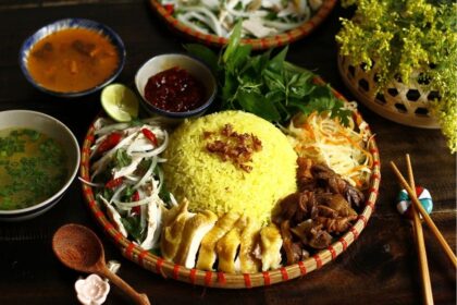 Hoi An chicken rice with golden rice, shredded chicken and fresh herbs (Source: VnExpress)