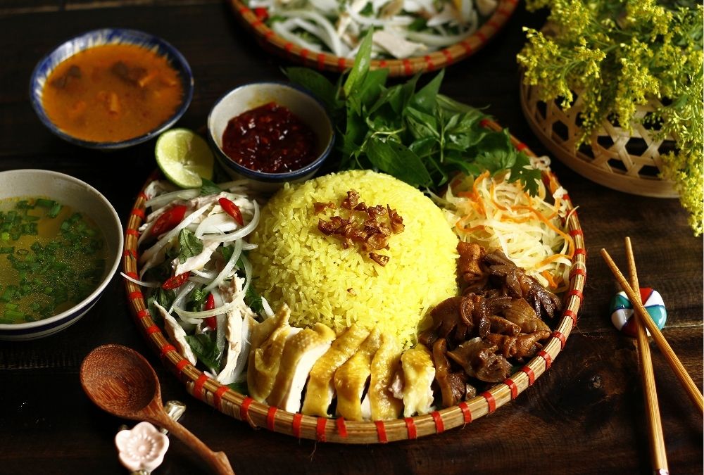 Hoi An chicken rice with golden rice, shredded chicken and fresh herbs (Source: VnExpress)