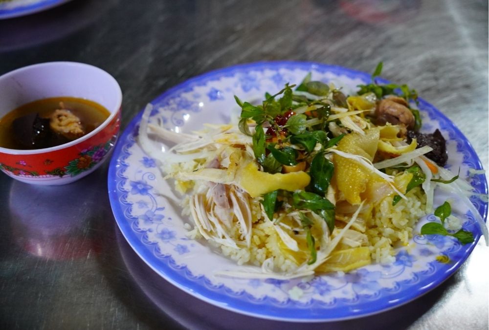 Com ga and goi ga at Huong chicken rice in Sica Alley, Hoi An (Source: VnExpress)