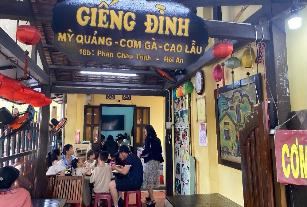 Com Ga Gieng Dinh has served locals for about 20 years (Source: cotrang.org)