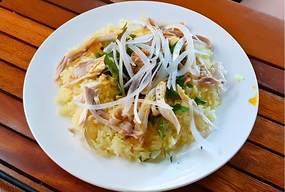 Chicken rice infused with the mellow, toasty sweetness of garlic fried in chicken fat (Source: hotel84.com)