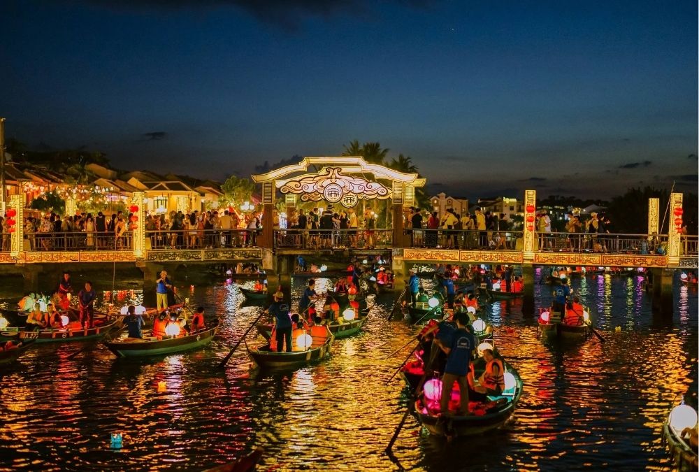 Silk lanterns illuminate the old quarter as flower lanterns float down the Hoai River (Source: Collected)