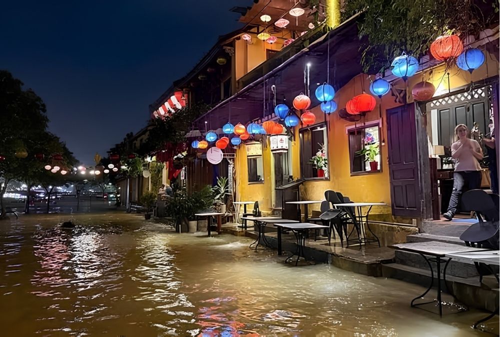 Hoi An in October, with cooler weather, quiet streets, and a chance of rain and flooding (Source: VnExpress)