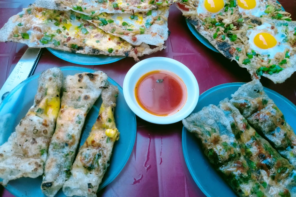 Banh trang kep is a famous Hoi An snack (Source: Bao Dan Tri)
