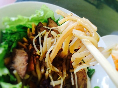 Cao lau is famous for its special noodles (Source: VnExpress)