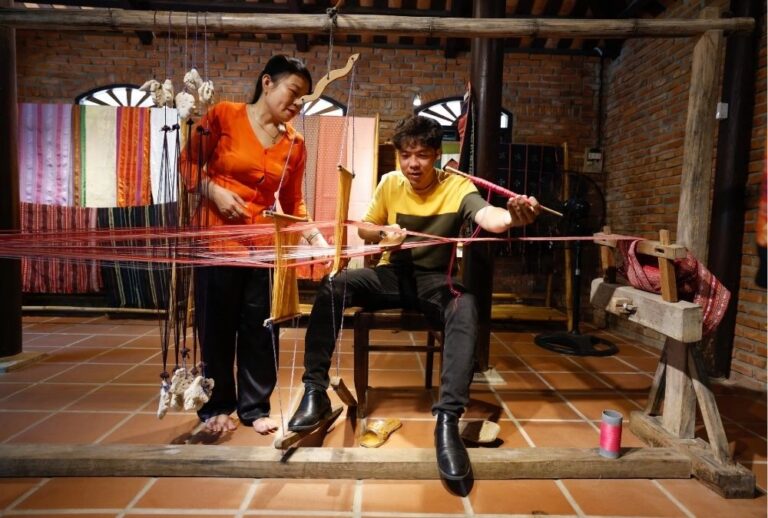 Weaving at Cam Phu craft village