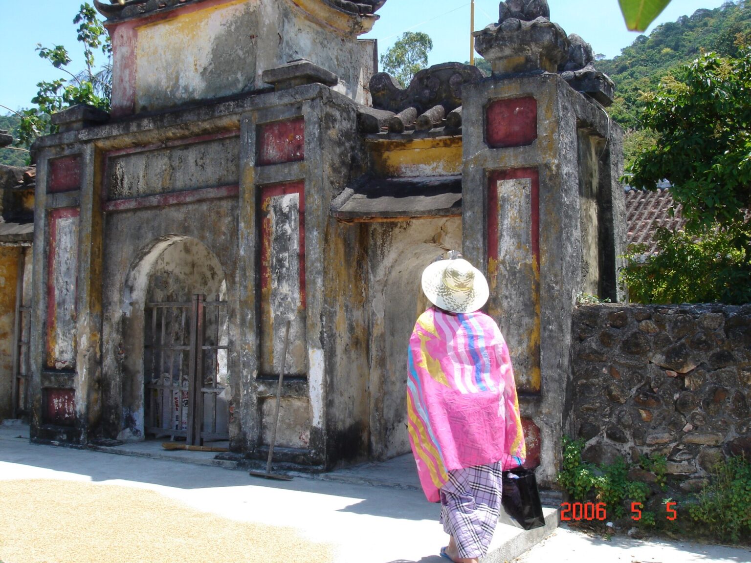 Old pagoda gate on Cu Lao Cham