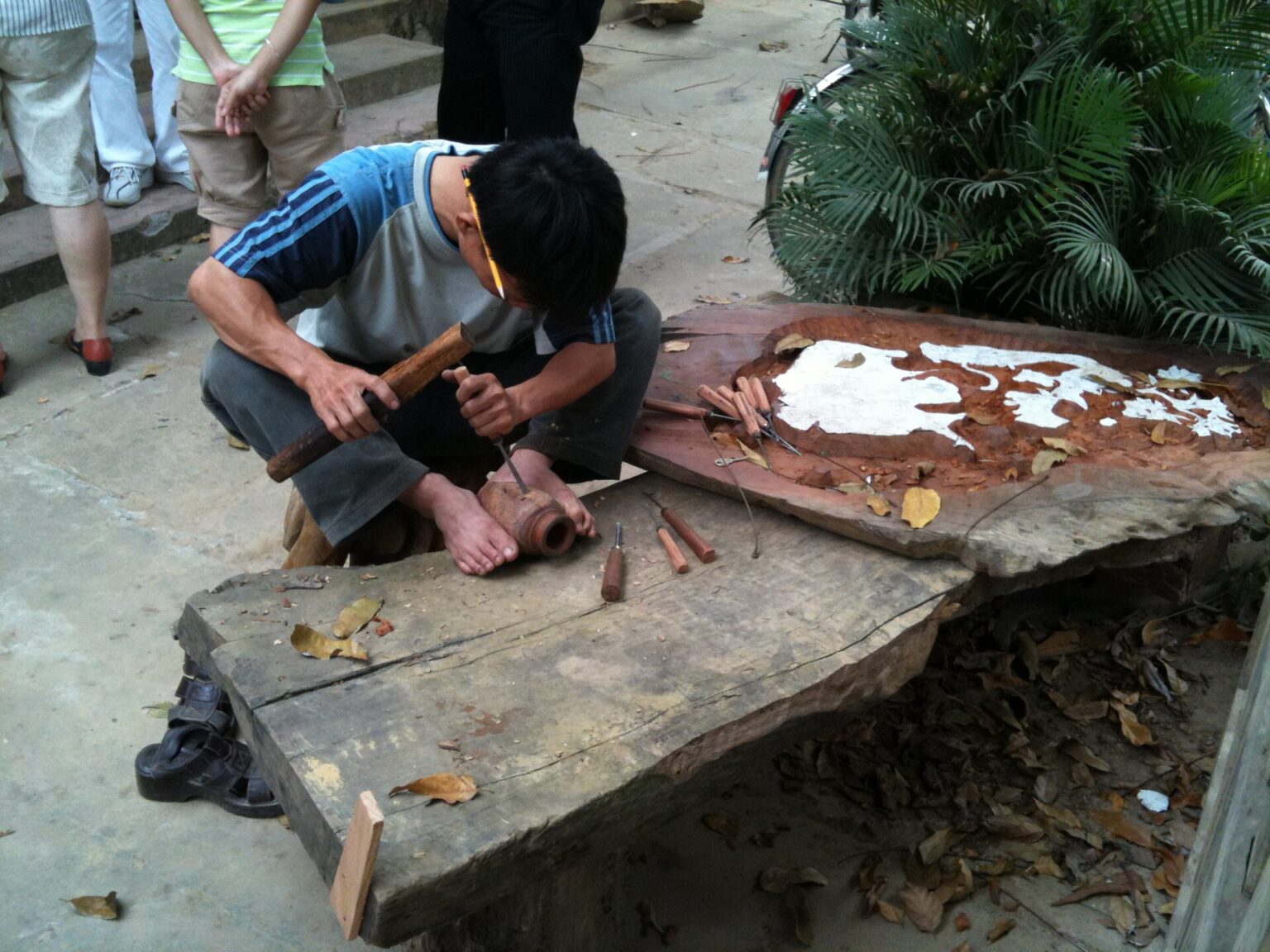 Wood carver in Kim Bong village