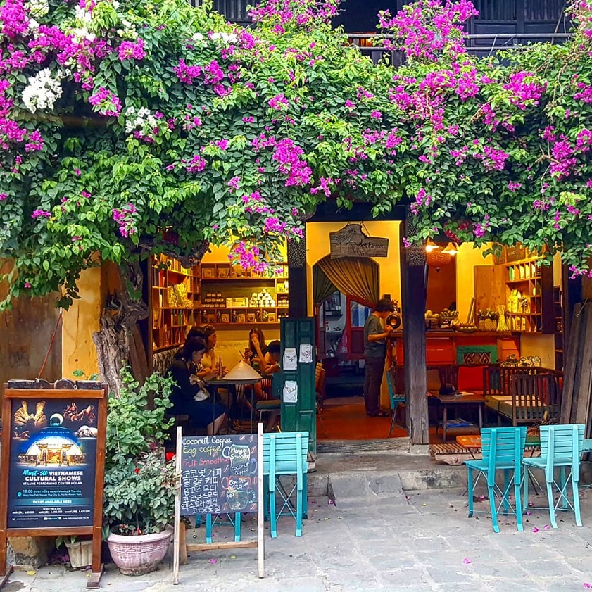 Have a short break in a cafe in Hoi An (Source: Bach Hoa Xanh)