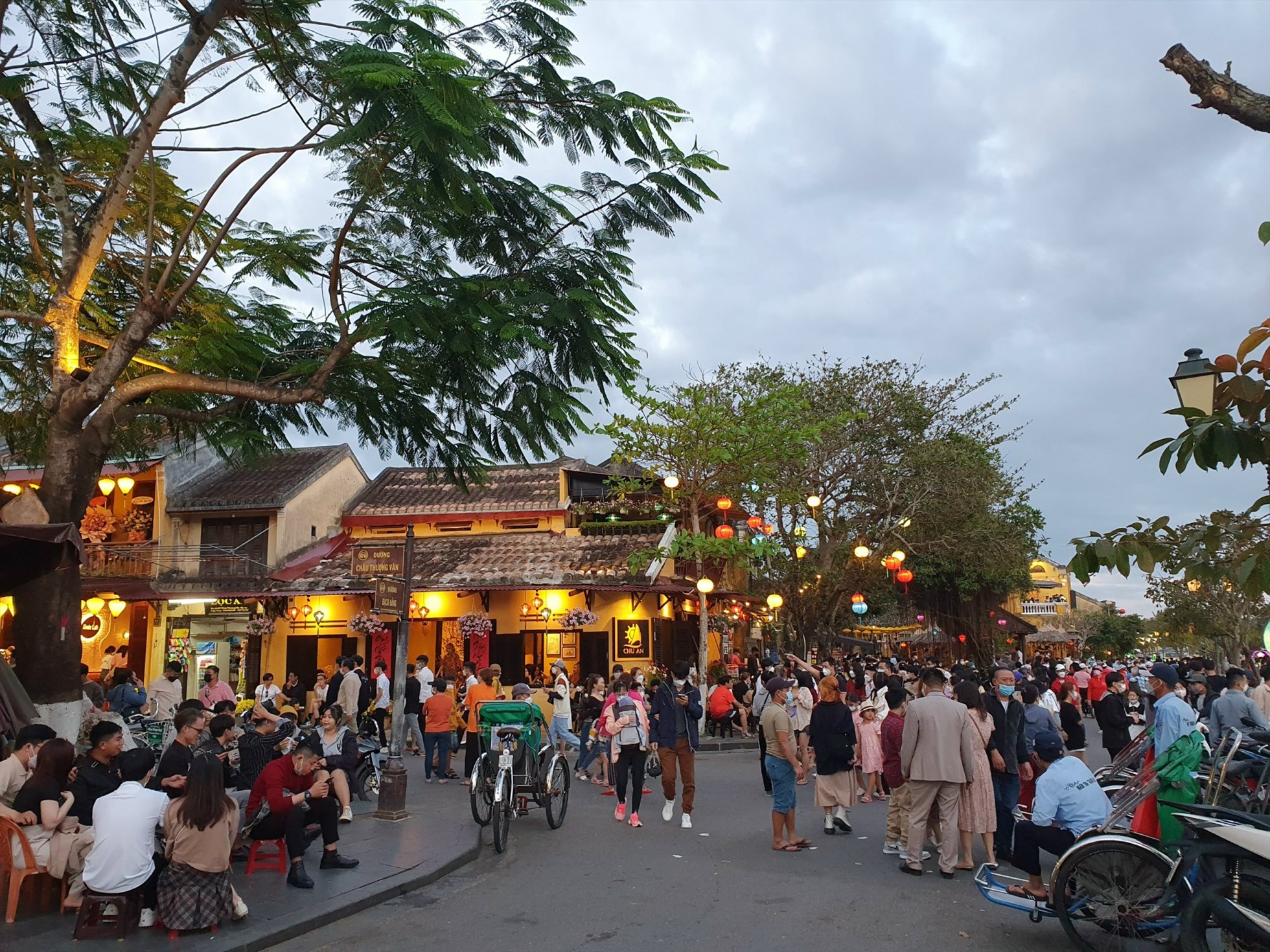 Hoi An street is often packed with tourists (Source: Bao Lao Dong)