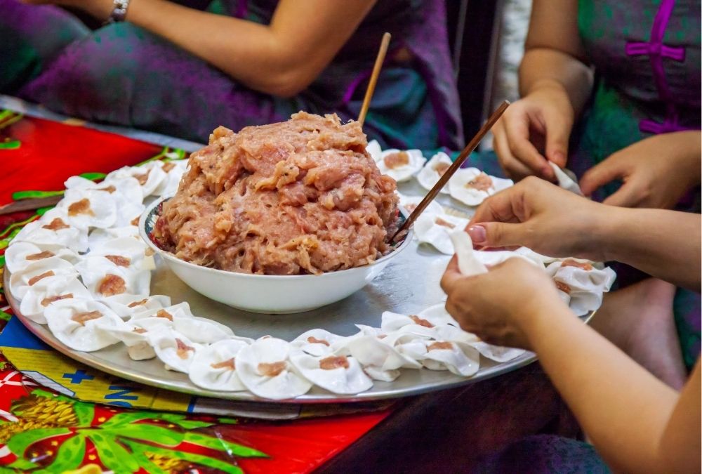 Visitors can watch local cooks shape White Rose dumplings or try making them in a Hoi An cooking class (Source: VnExpress)
