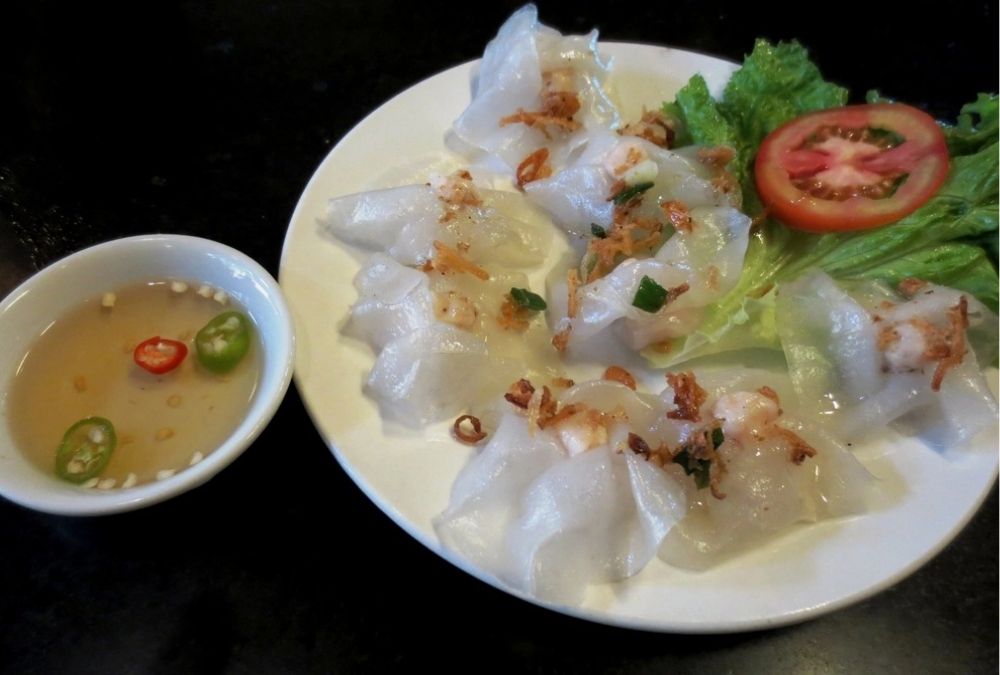 White rose dumplings arranged like flower petals on a serving plate (Source: VnExpress)