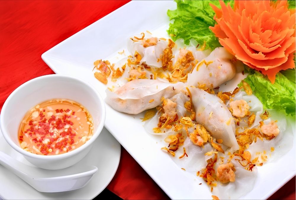 Nguyen Manh Kim named the dumplings “White Rose” for their flower-like shape (Source: hoianworldheritage.org.vn)