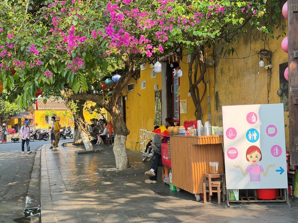 Some famous food stalls have to change location after new law (Source: Bao Van Hoa)